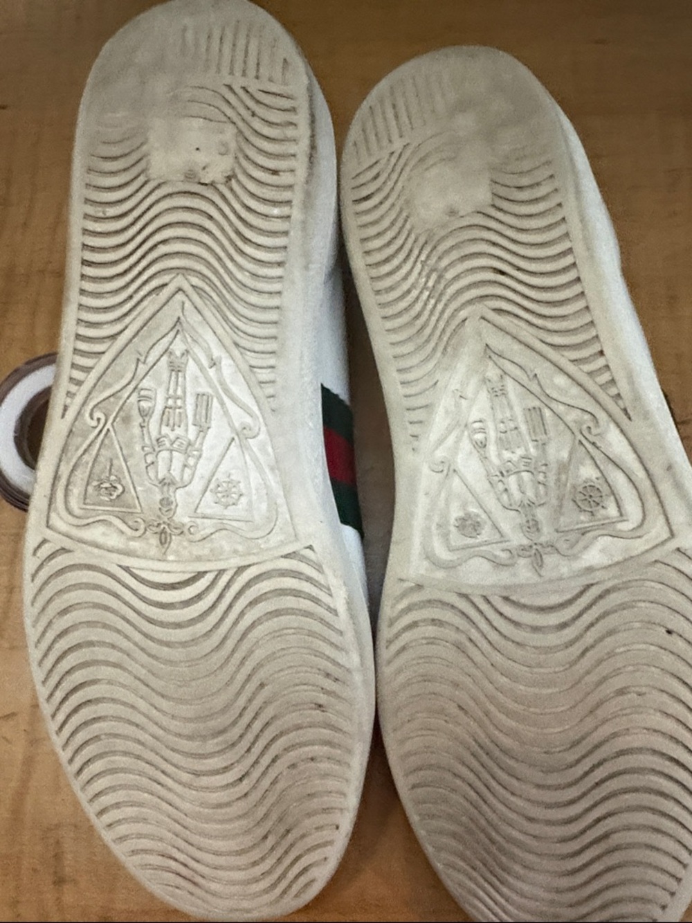 Gucci White Leather Low-Top Sneakers with Bumble Bee - Picture 5 of 9